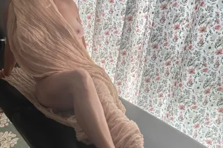 Relax with mature beautiful La... - Image 3